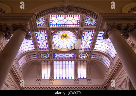 Osgoode Hall Gebäude Oberlicht aus Buntglas direkt über dem Atrium, Rotunde, Blick von unten, Toronto, Ontario, Kanada. Stockfoto