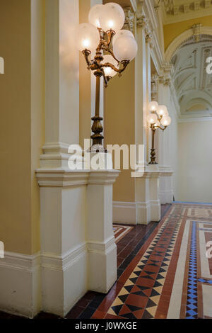 Osgoode Hall zweite Etage Flur, Ansicht vor dem großen Bibliothek Eingang, bunten Boden Fliesen, Atrium, Toronto, Ontario, Kanada. Stockfoto