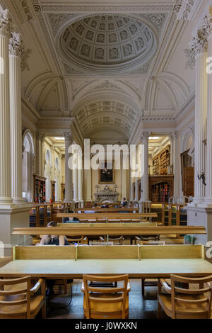 Osgoode Hall große Bibliothek, verzierten Decke, Säulen, Tische und Stühle, Toronto, Ontario, Kanada. Stockfoto