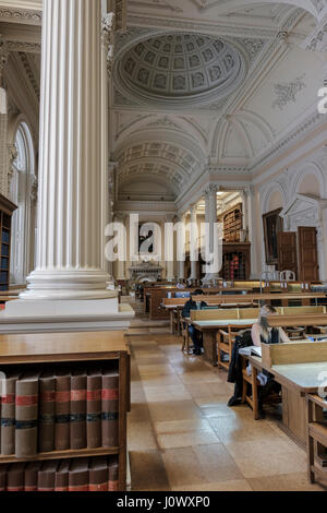 Osgoode Hall große Bibliothek, verzierten Decke, Säulen, Tische und Stühle, Toronto, Ontario, Kanada. Stockfoto