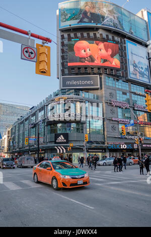 Yonge-Dundas Platz, Dundas Platz Kreuzung, Fußgängerkriechfahrt, Beck Taxi, Werbetafeln, Downtown Toronto, Ontario, Kanada. Stockfoto