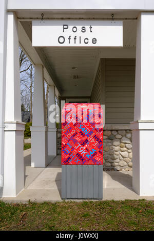 Kanadische Postfach, modernes Design, Canada Post freistehende Briefkasten, in dem Dorf Bayfield, Ontario, Kanada Stockfoto