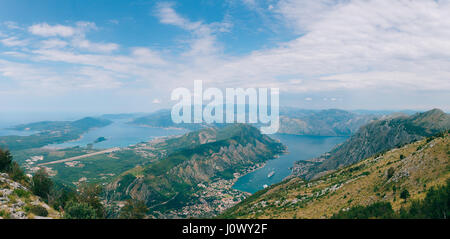 Bucht von Kotor von den Höhen. Blick vom Mount Lovcen auf die Bucht Stockfoto