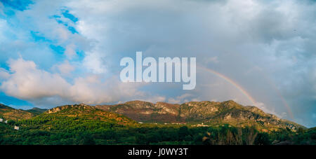 Doppelter Regenbogen über die Berge. Montenegrinischen Berge, die Ba Stockfoto