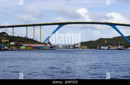 Die Königin Juliana Brücke erhebt sich über St. Anna Bay in Willemstad, Curacao. Stockfoto