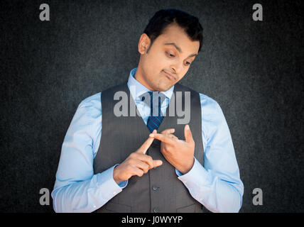 Closeup Portrait, schuldig, schlauen jungen Kerl, lustige Mitarbeiter zählen Fehler an Fingern, isoliert grau schwarze Wand Hintergrund. Negativen menschliches Gesicht express Stockfoto