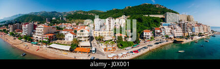 Siedlung Rafailovici, Budva Riviera, Montenegro. Die Küste von Stockfoto