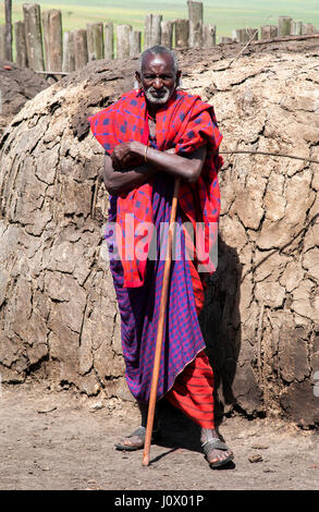 Der ältere Mann von Maasai posiert vor der Hütte im Dorf Massai Ngorongoro Krater Tansania Stockfoto