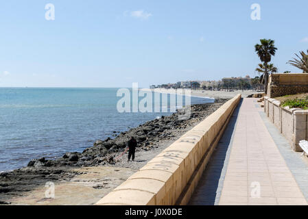 Ein Strandblick im Dorf Küste von Roquetas de Mar, Provinz Almería, Spanien. Stockfoto