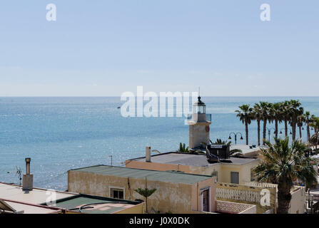 Ein Leuchtturm Blick in die Küste von Roquetas de Mar Dorf, Provinz Almería, Spanien. Stockfoto