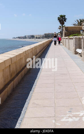 Ein Strandblick im Dorf Küste von Roquetas de Mar, Provinz Almería, Spanien. Stockfoto