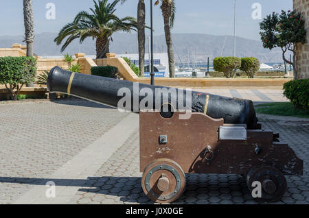 Eine Kanone Ansicht in Santa Ana Burg, Roquetas de Mar Dorf, Provinz Almería, Spanien. Stockfoto
