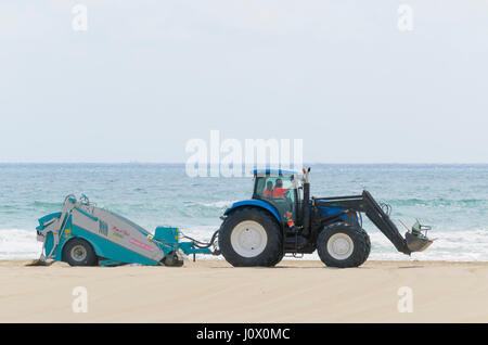 Reinigungs-Service für den Stränden von Castellón De La Plana (Valencia - Spanien). Traktor schleppt verwendet eine saubere Maschine BeachTech 2800, für sauberen Sand. Stockfoto