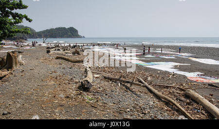 PRAIA MESSIA ALVES, SAO TOME - 29. Januar 2017: Frauen, die Wäsche auf Praia Messia Alves am 29. Januar 2017 in Sao Tome, Afrika Stockfoto