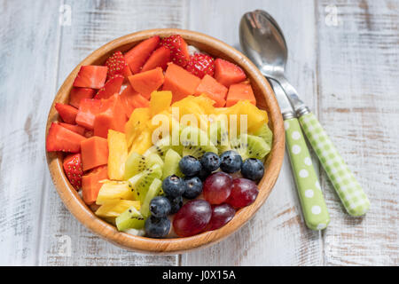 Gesundes Essen Frühstück Haferflocken für Kinder mit Regenbogen Früchten garniert Stockfoto