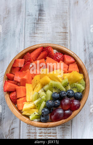 Gesundes Essen Frühstück Haferflocken für Kinder mit Regenbogen Früchten garniert Stockfoto