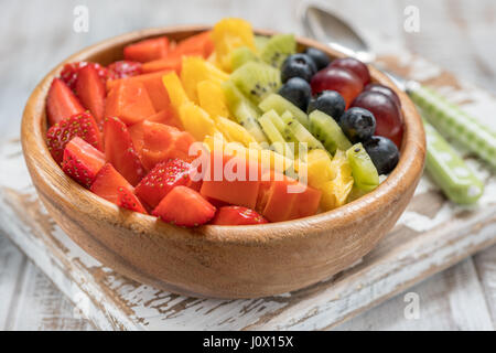 Gesundes Essen Frühstück Haferflocken für Kinder mit Regenbogen Früchten garniert Stockfoto