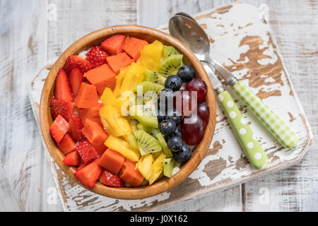 Gesundes Essen Frühstück Haferflocken für Kinder mit Regenbogen Früchten garniert Stockfoto