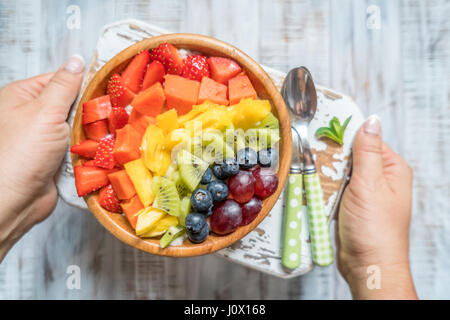 Gesundes Essen Frühstück Haferflocken für Kinder mit Regenbogen Früchten garniert Stockfoto