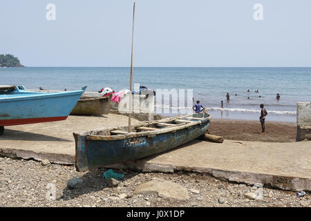 RIBEIRA AFONSO, SAO TOME - 29. Januar 2017: Hooker an der Küste des Dorfes Ribeira Afonso am 29. Januar 2017 in São Tomé und Príncipe, Afrika Stockfoto