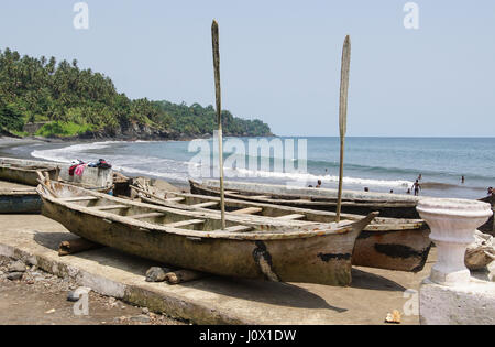 RIBEIRA AFONSO, SAO TOME - 29. Januar 2017: Hooker an der Küste des Dorfes Ribeira Afonso am 29. Januar 2017 in São Tomé und Príncipe, Afrika Stockfoto