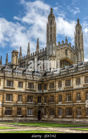 Cambridge, UK - 27. März 2016: die vorderen Quad Teil der Clare College der University of Cambridge mit King es College Chapel im Hintergrund Stockfoto