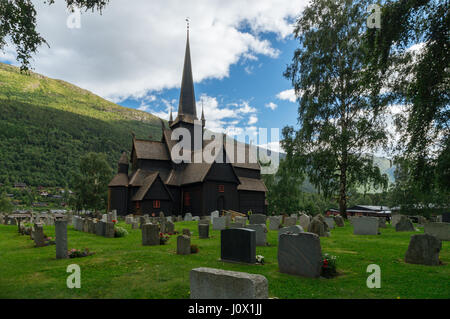 Holzgebäude der antiken Daube Kapelle und Friedhof in Lom, Norwegen Stockfoto