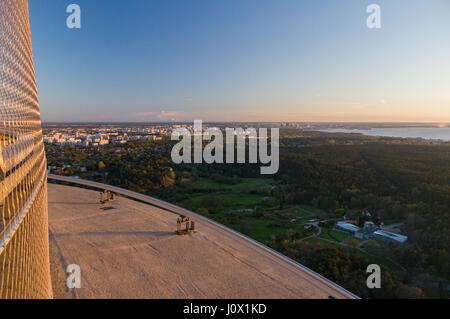 Sonnenuntergang über Tallinn Stadt, Blick von der Aussichtsplattform des Fernsehturms, Estland Stockfoto