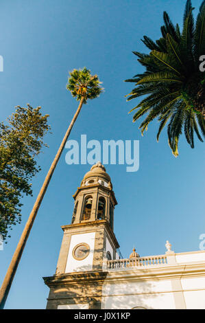 Glockenturm der Kathedrale von San Cristobal De La Laguna gegen blauen Himmel, Teneriffa, Spanien Stockfoto