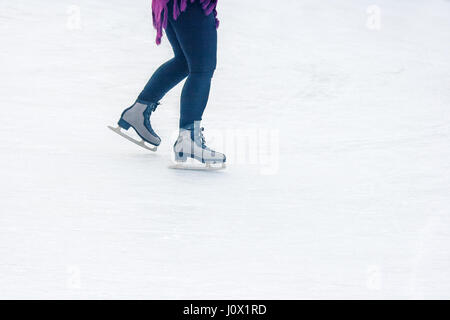 Geringen Teil der Frau in eine Eisbahn Schlittschuh Stockfoto