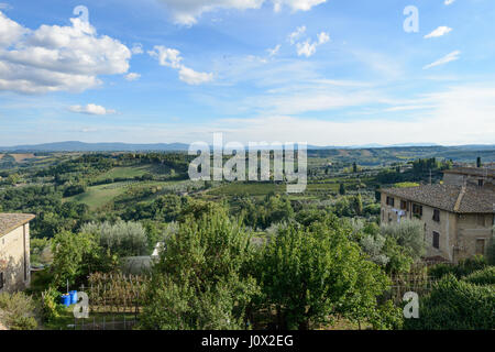 Landschaft des mittelalterlichen Dorfes namens San Gimignano in der Toskana, Italien Stockfoto
