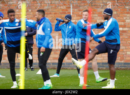 Leicester City Riyad Mahrez (Mitte) während des Trainings auf Belvoir fahren Trainingsgelände, Leicester. Stockfoto