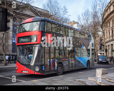 Transport für London neue rote Routemaster Bus in Fender Gitarren Lackierung außerhalb der National Portrait Gallery im Zentrum von London Stockfoto