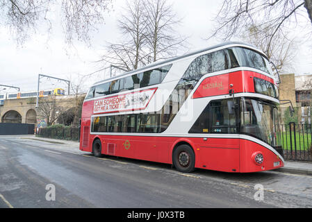 Neue Routemaster-Bus London 1855 London allgemeine Livree in Camden Town in einem Overground-Zug im Hintergrund geparkt für Camden Road Station gebunden Stockfoto