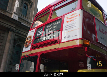 Vintage und ikonische London Transport rote Routemaster-Bus noch auf Erbe Buslinien im Zentrum von London, eine touristische Attraktion in Betrieb. Stockfoto