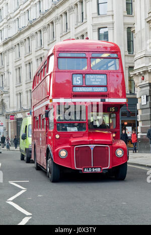 Vintage und ikonische London Transport rote Routemaster-Bus noch auf Erbe Buslinien im Zentrum von London, eine touristische Attraktion in Betrieb. Stockfoto