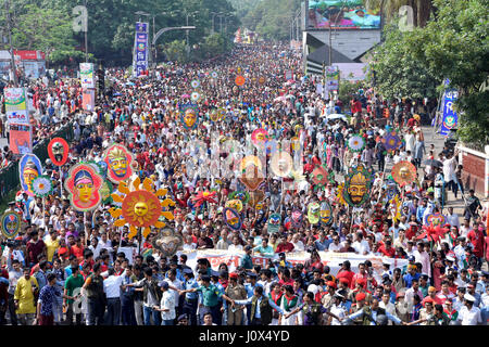 DHAKA, Bangladesch - 16. April 2017: Bangladeshi Menschen besuchen eine Kundgebung in der Feier der Bengali New Year oder Pohela Boishakh in Dhaka, Bangladesch, Stockfoto