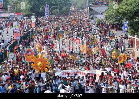 DHAKA, Bangladesch - 16. April 2017: Bangladeshi Menschen besuchen eine Kundgebung in der Feier der Bengali New Year oder Pohela Boishakh in Dhaka, Bangladesch, Stockfoto