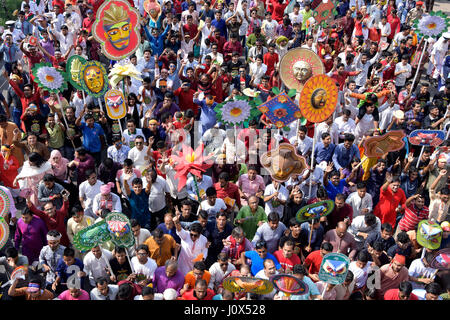 DHAKA, Bangladesch - 16. April 2017: Bangladeshi Menschen besuchen eine Kundgebung in der Feier der Bengali New Year oder Pohela Boishakh in Dhaka, Bangladesch, Stockfoto