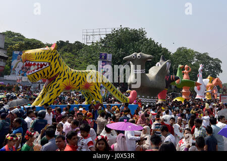 DHAKA, Bangladesch - 16. April 2017: Bangladeshi Menschen besuchen eine Kundgebung in der Feier der Bengali New Year oder Pohela Boishakh in Dhaka, Bangladesch, Stockfoto