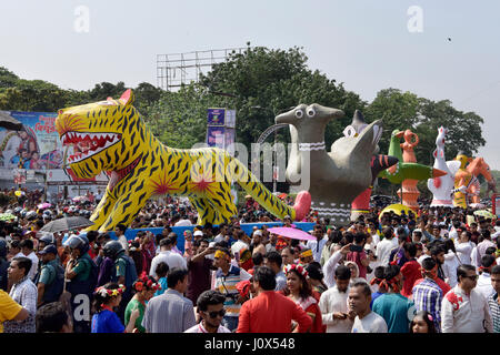 DHAKA, Bangladesch - 16. April 2017: Bangladeshi Menschen besuchen eine Kundgebung in der Feier der Bengali New Year oder Pohela Boishakh in Dhaka, Bangladesch, Stockfoto