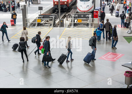 München, Deutschland - 16. Mai 2016: Passagiere drängten sich auf der Plattform des Hauptbahnhofs, der Hauptbahnhof in München. Die Station sieht abou Stockfoto