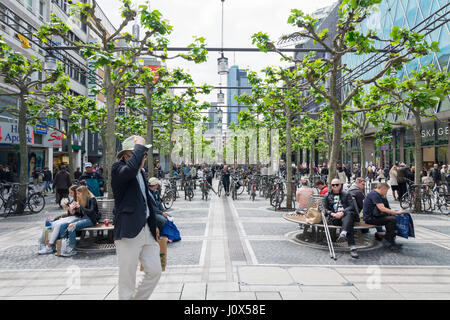 FRANKFURT AM MAIN, Deutschland - 18. Mai 2016: die Menschen gehen entlang der Zeil im Mittag in Frankfurt am Main, Deutschland. Seit dem 19. Jahrhundert ist es der berühmtesten Stockfoto