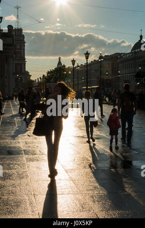 ST. PETERSBURG, Russland - 15. Juli 2016: Newskij Prospekt, typische Straßenszene mit Menschen zu Fuß entlang der Allee in Sankt Petersburg, Russland Stockfoto