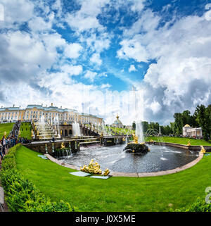 PETERHOF, Russland - 13. Juli 2016: Grand Kaskade in Pertergof, Sankt-Petersburg, Russland Stockfoto