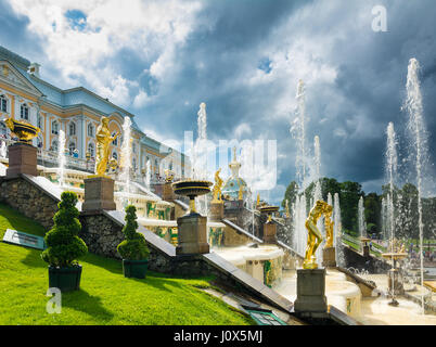 PETERHOF, Russland - 13. Juli 2016: Grand Kaskade in Pertergof, Sankt-Petersburg, Russland Stockfoto