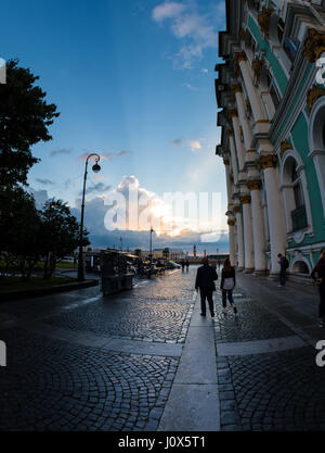 ST. PETERSBURG, Russland - 15. Juli 2016: Leute treffen herrlichen Sonnenuntergang an den Wänden der staatlichen Eremitage, St. Petersburg, Russland Stockfoto