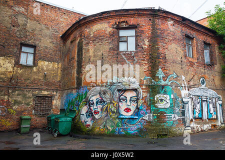 ST. PETERSBURG, Russland - 16. Juli 2016: Graffiti in die Armenviertel von St. Petersburg, Russland Stockfoto
