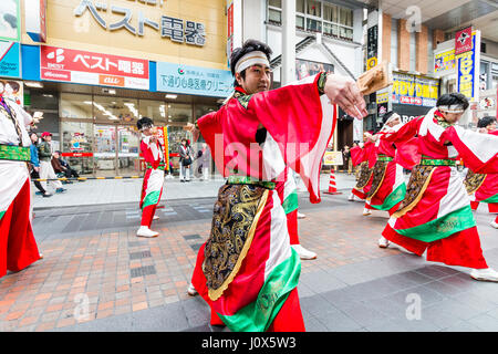 Hinokuni Yosakoi Dance Festival. Männliche Mannschaft in Rot und Weiß yukata mit grünen Schärpe gekleidet und lange Ärmel, wirbelnden Tanz in der Shopping Mall. Stockfoto