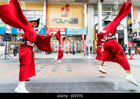 Hinokuni Yosakoi Dance Festival. Team Bauer Kostüme gekleidet in Rot mit Strohhut, Tanzen in Shopping Mall. Low Angle weite Aussicht. Stockfoto